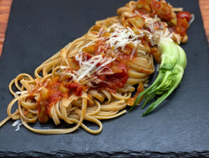 idea-primo-piatto-linguine-e-puntarelle-al-sugo-ricetta-online-saporido