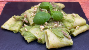 Paccheri con pesto di zucchine, pancetta e granella di noci