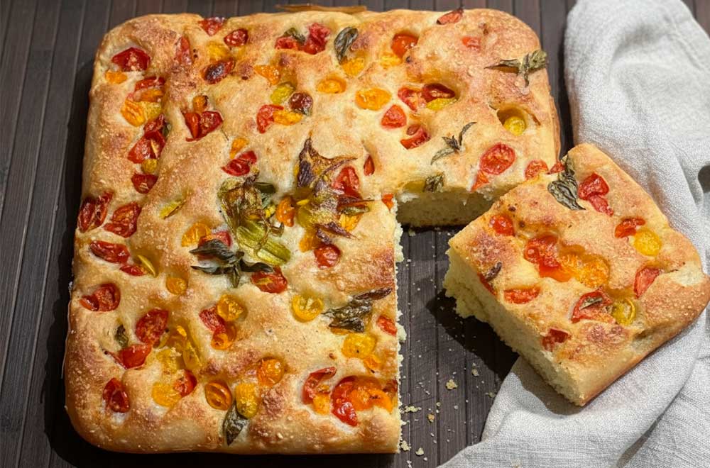 ricetta facile focaccia con pomodorini ideale per uno spuntino