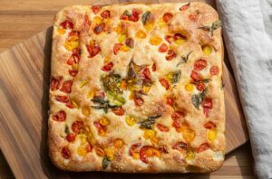 ricetta facile focaccia con pomodorini gialli e rossi e basilico