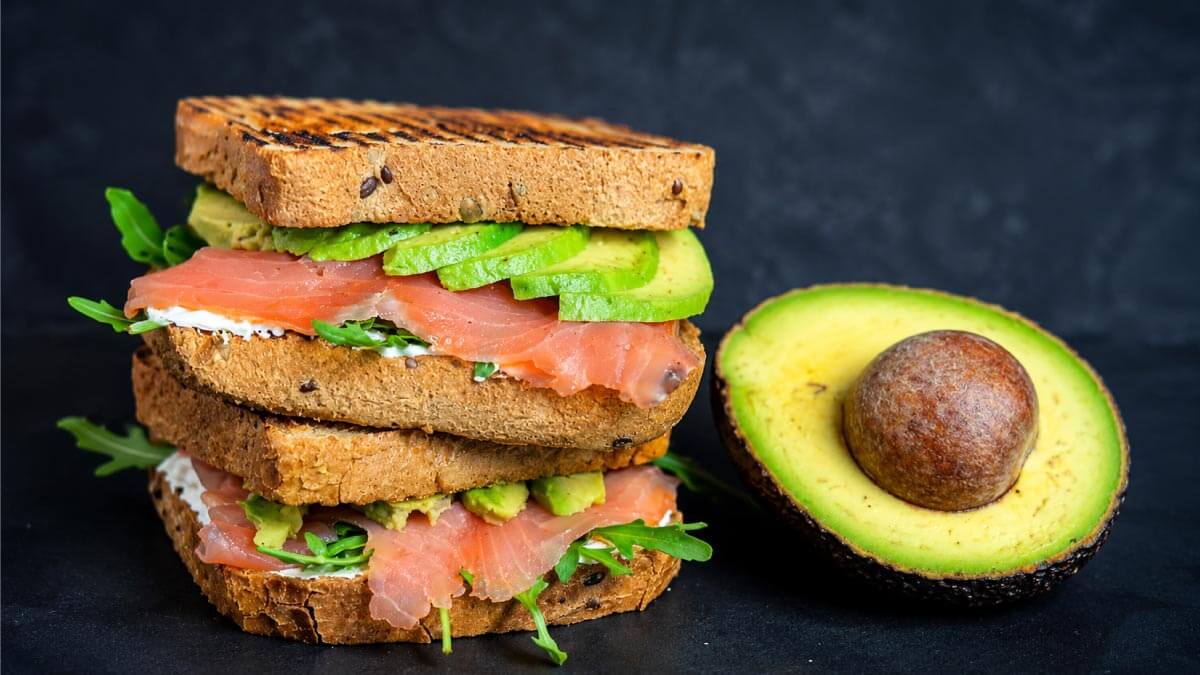 L’avocado toast con Philadelphia è la ricetta perfetta per un pasto sano e veloce