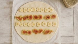 disporre la frutta per il dolce fichi e banane