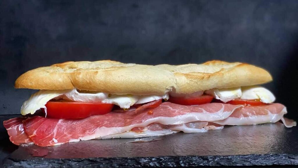 baguette farcita con prosciutto crudo mozzarella e pomodoro idea ricetta saporido