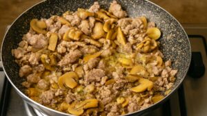 salsiccia funghi in padella