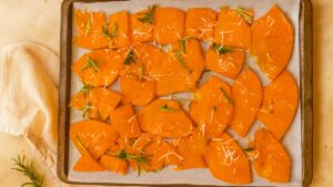 zucca al forno in teglia pronta per essere infornata