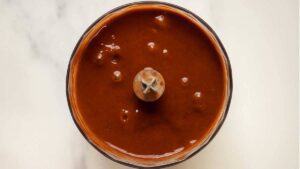 frulla cachi e cacao fino a ottenere insieme una crema liscia e omogenea