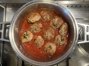 cuocere polpette nel sugo saporido