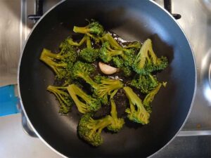 preparare in padella broccoli e aglio saporido