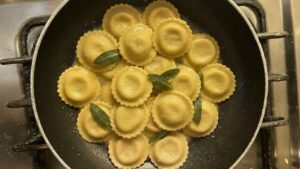 ravioli in padella burro e salvia saporido