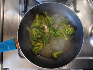 soffriggere aglio e broccoli saporido