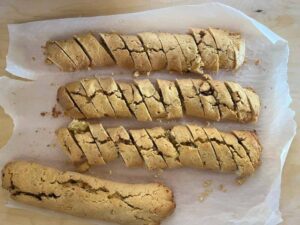 biscotti alle prugne e frutta secca tagliati saporido