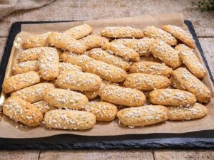 biscotti da colazione con granella di zucchero saporido