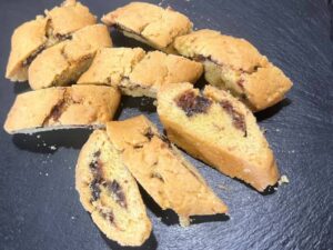 servire biscotti alle prugne e frutta secca saporido
