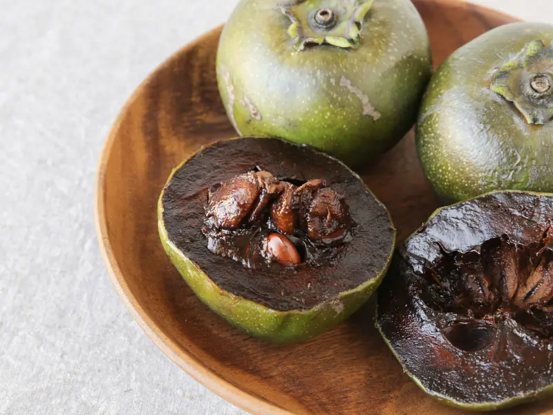 il frutto tropicale black sapote che ha il sapore del budino al cioccolato