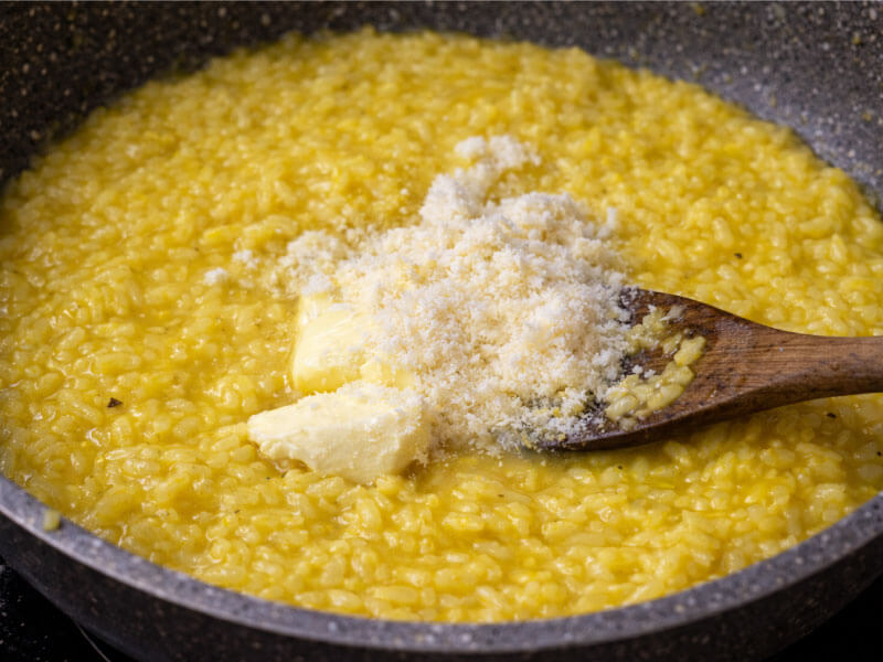 mantecare risotto zafferano con burro e formaggio saporido