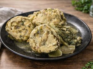 servi i carciofi ripieni caldi saporido