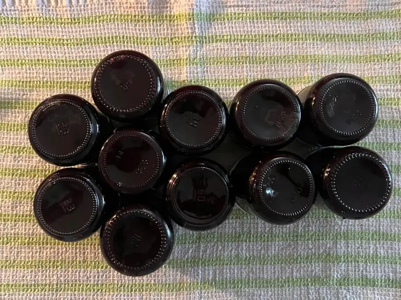barattoli marmellata more capovolti saporido