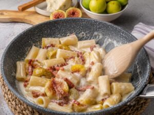 mantecare pasta fichi speck e gorgonzola saporido
