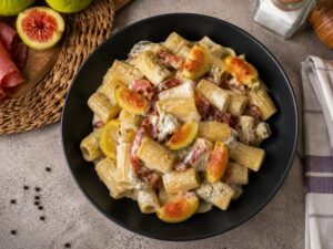 primo piatto pasta fichi e speck e gorgonzola saporido