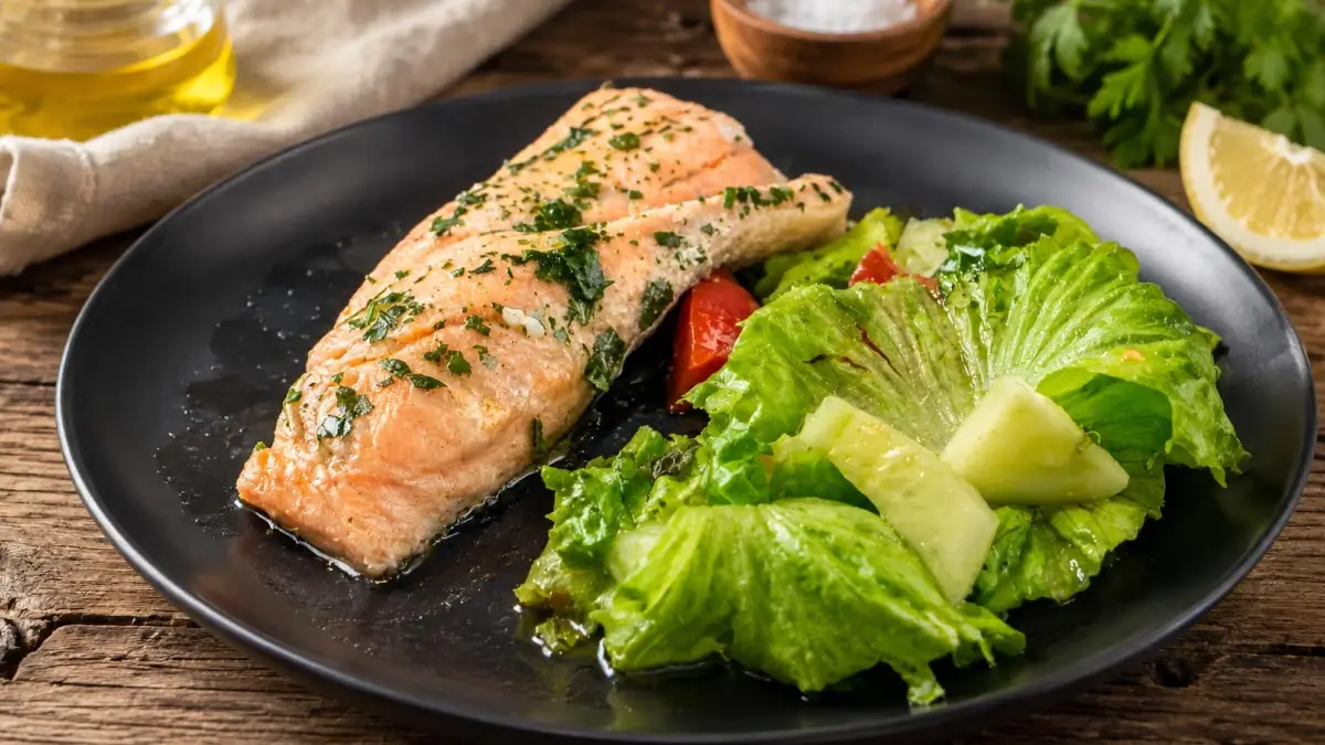 ricetta salmone in padella acqua e prezzemolo saporido
