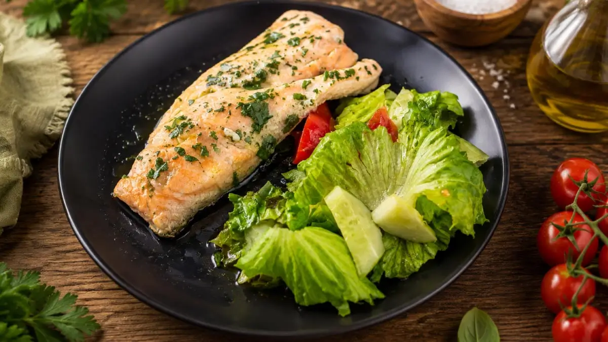 salmone in padella acqua e prezzemolo