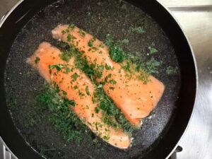 unisci abbondante prezzemolo sul salmone saporido